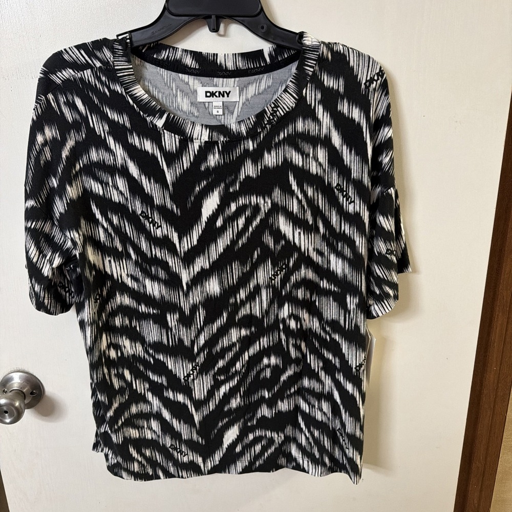 DKNY Women's Blurred Zebra Print Top,Short Sleeve Animal Print ,Size S